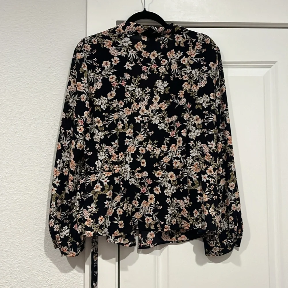 Vince Camuto floral wrap top - Picture 3 of 3